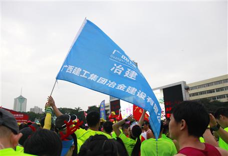 跑出風(fēng)采！冶建旗幟飄揚(yáng)“南馬”