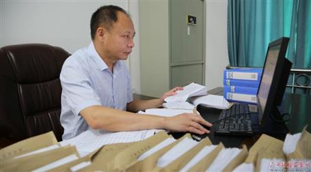 初心不改　本色不褪——記廣西勤廉榜樣、河池市紀(jì)委副書記、監(jiān)委副主任黃振林