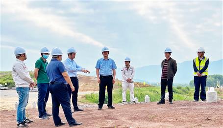 寧明縣委書記王耀雷到冶建基礎(chǔ)分公司項目調(diào)研