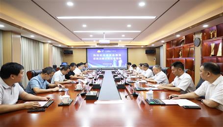 覃振華與鹿寨縣委副書記、縣長楊毅舉行工作會談