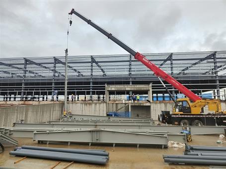 【奮戰(zhàn)三季度 打贏攻堅戰(zhàn)】冶建第四分公司內(nèi)蒙古項目2#冷庫鋼結(jié)構(gòu)首吊成功！