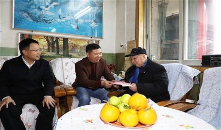 曾惠新到冶建公司慰問(wèn)新中國(guó)成立前入黨的老黨員董德和